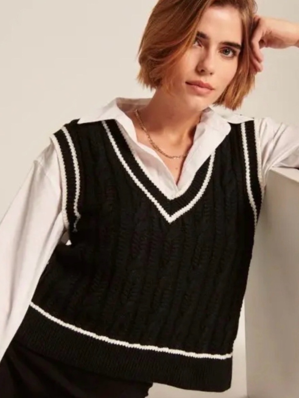Abercrombie & Fitch Black V-Neck Cable Knit Sweater Vest with White Trim